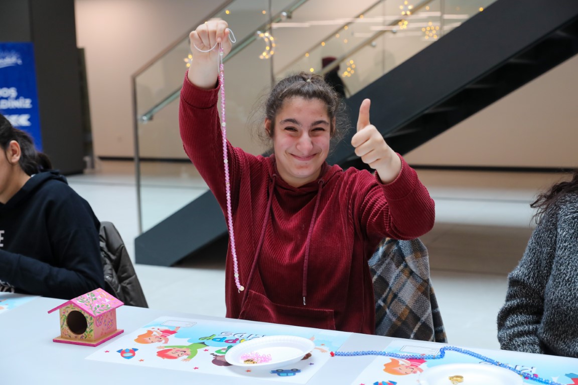Engelli öğrenciler Ramazan’a özel yaptıkları tesbihleri vatandaşlara hediye etti