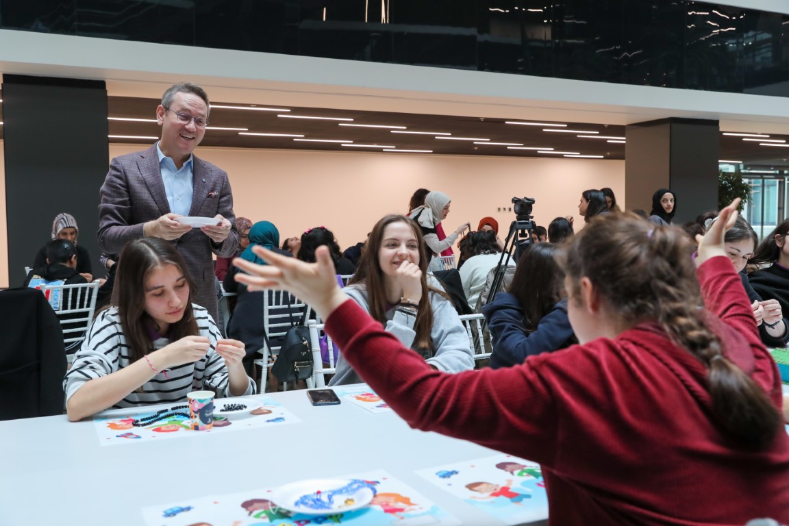 Engelli öğrenciler Ramazan’a özel yaptıkları tesbihleri vatandaşlara hediye etti