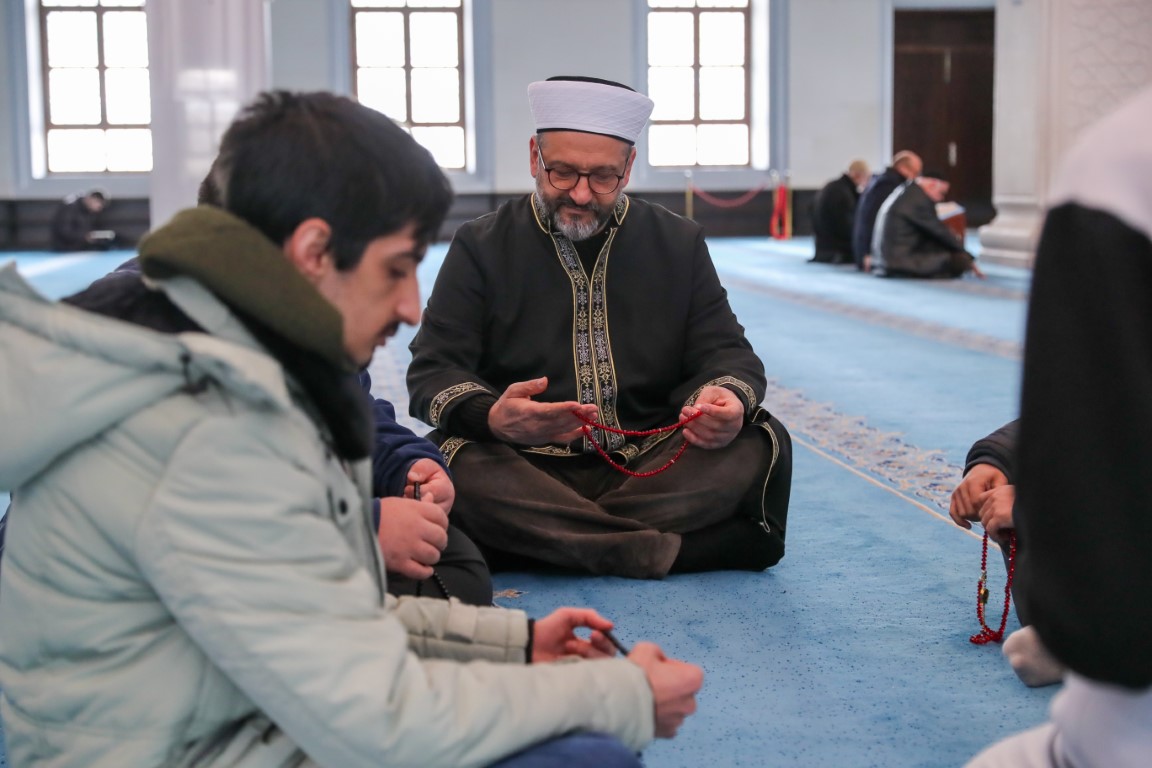 Engelli öğrenciler Ramazan’a özel yaptıkları tesbihleri vatandaşlara hediye etti