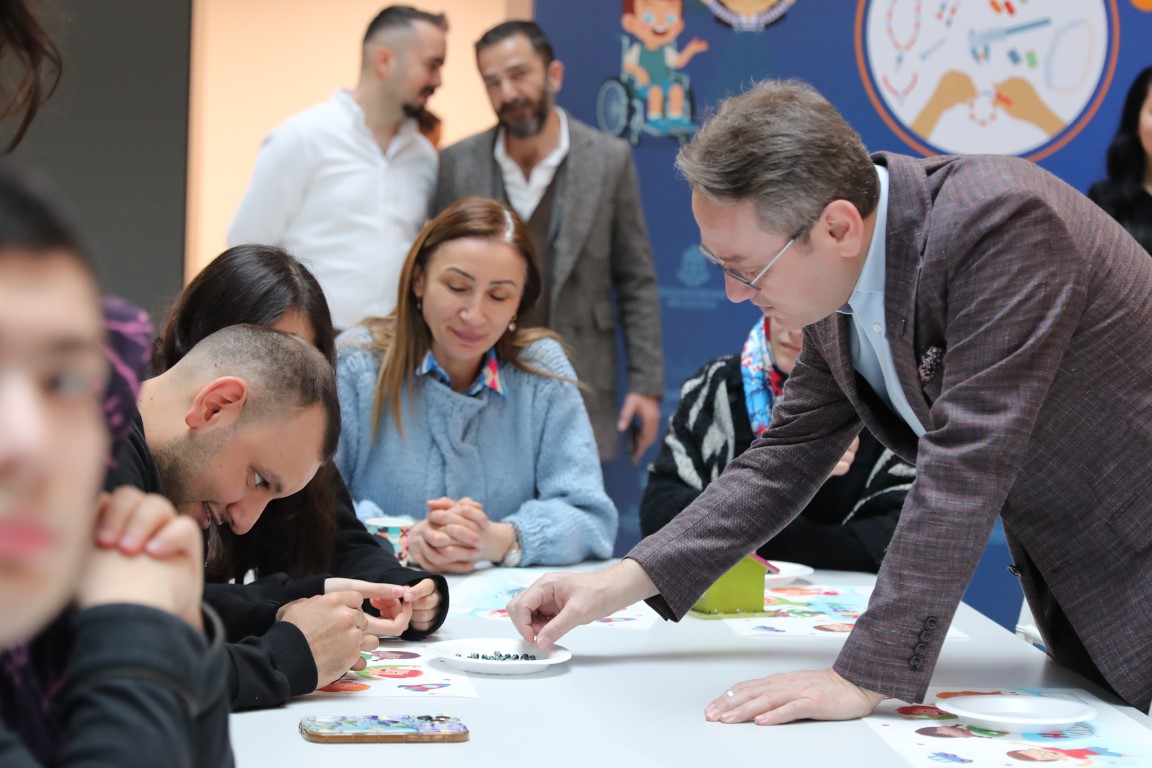 Engelli öğrenciler Ramazan’a özel yaptıkları tesbihleri vatandaşlara hediye etti