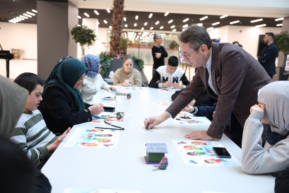 Engelli öğrenciler Ramazan’a özel yaptıkları tesbihleri vatandaşlara hediye etti