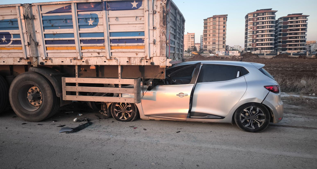 Otomobil park halindeki tırın altına girdi: 1 yaralı