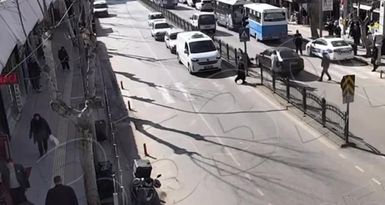 Yaya geçidinden geçen kadına otomobil çarptı, kaza anı kamerada