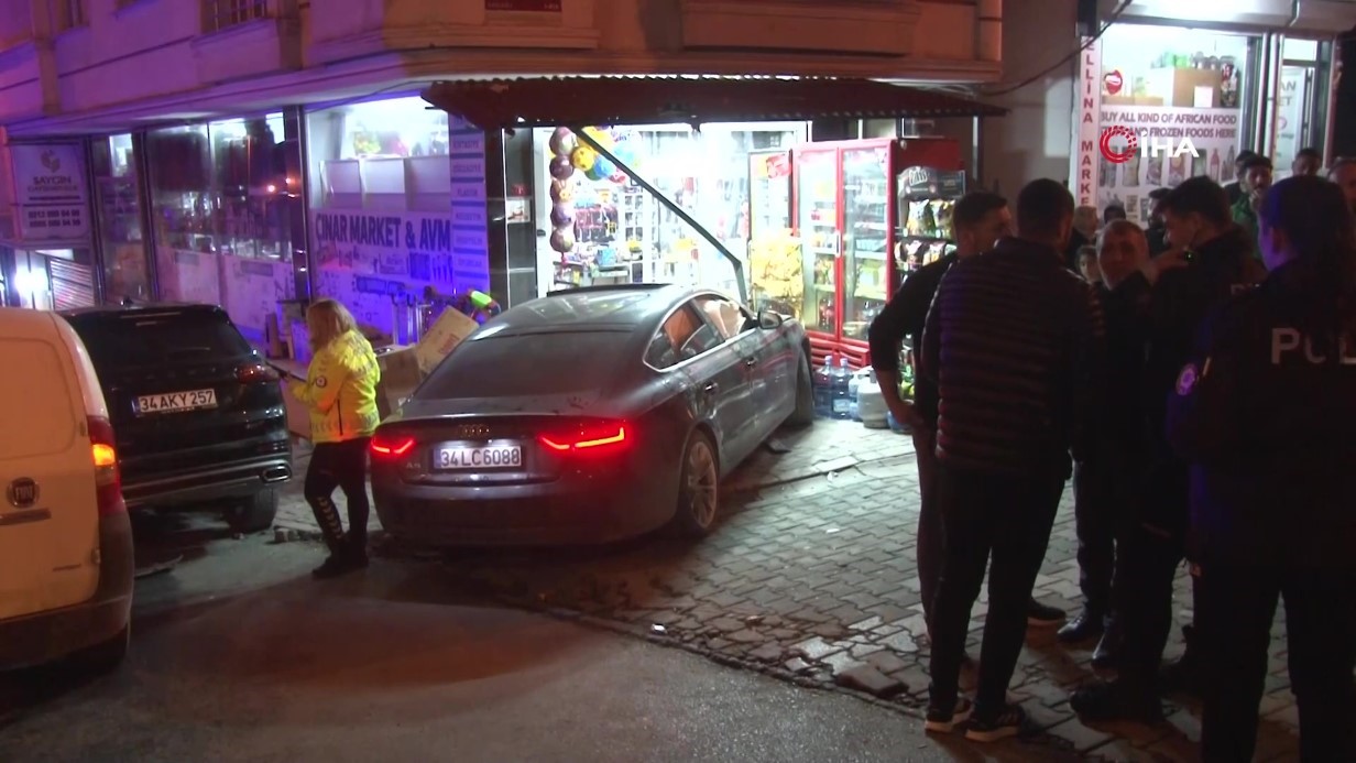 Esenyurt’ta kontrolden çıkan otomobil markete girdi