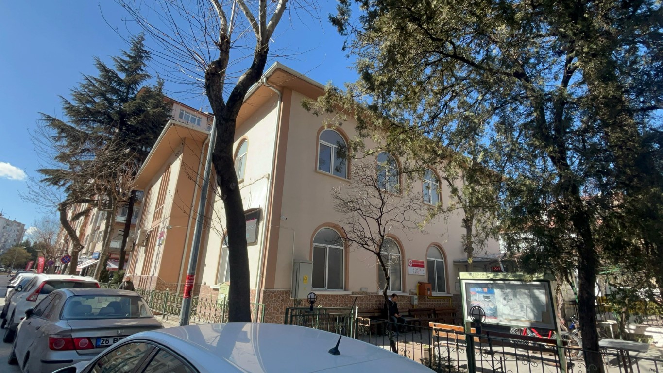 Hırsızlar camiye göz dikti