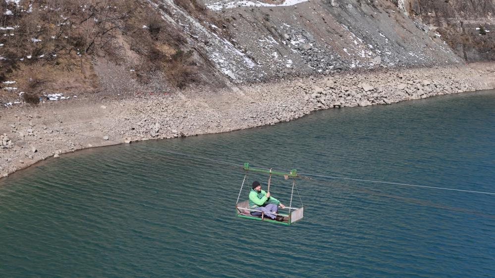 Kar yağışı mandıranın yolunu kapatınca teleferik çözüm oldu