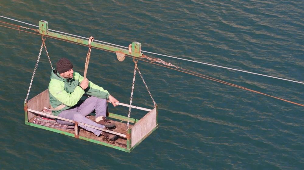 Kar yağışı mandıranın yolunu kapatınca teleferik çözüm oldu