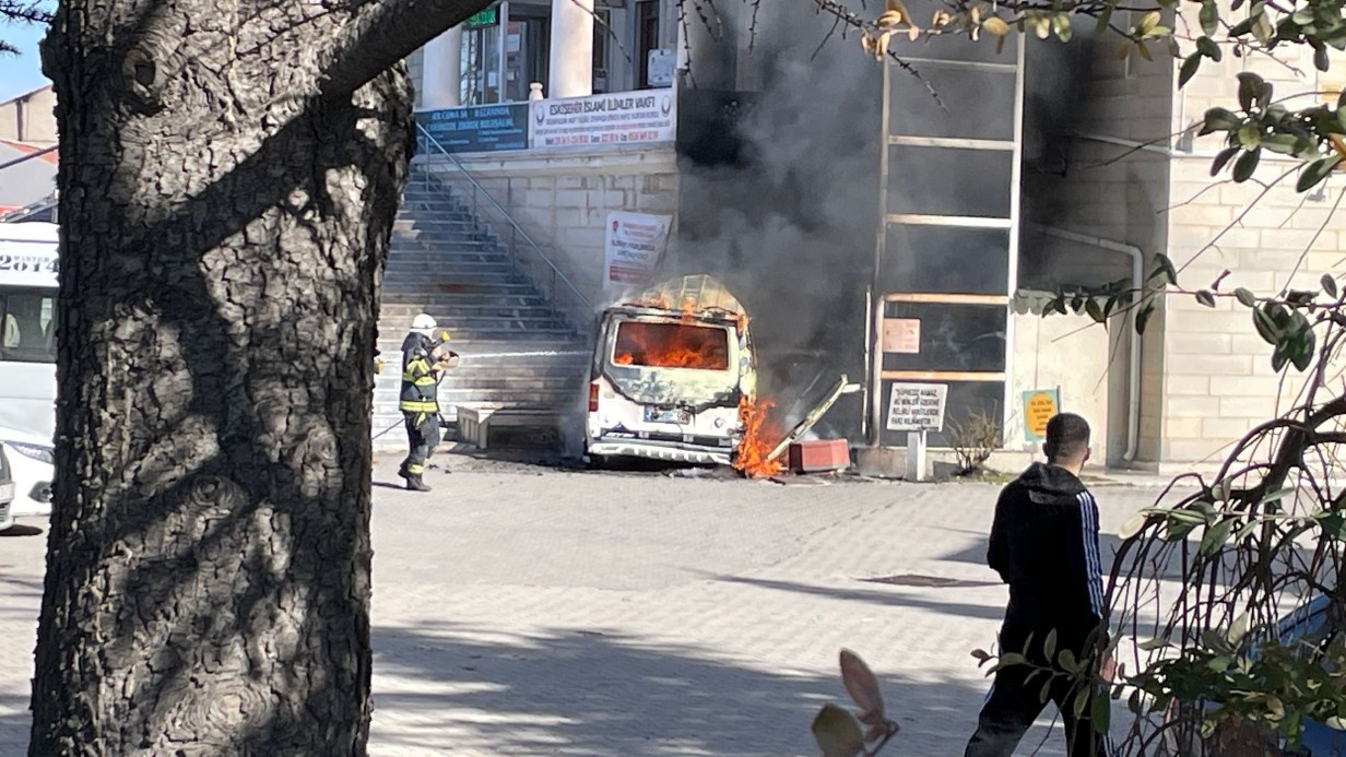 Eskişehir’de faciadan dönüldü: İçerisinde 4 çocuğun bulunduğu araç cayır cayır yandı