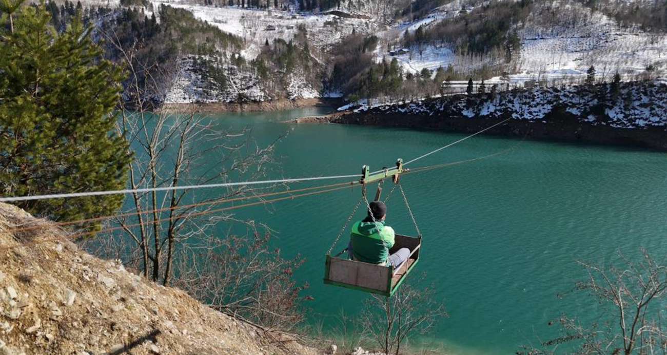 Kar yağışı mandıranın yolunu kapatınca teleferik çözüm oldu