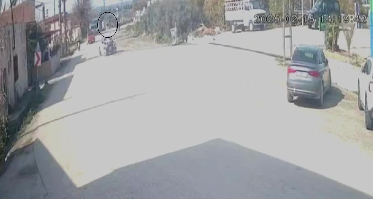 Otomobille kafa kafaya çarpışan motosiklet sürücüsü metrelerce havaya uçtu: O anlar kamerada