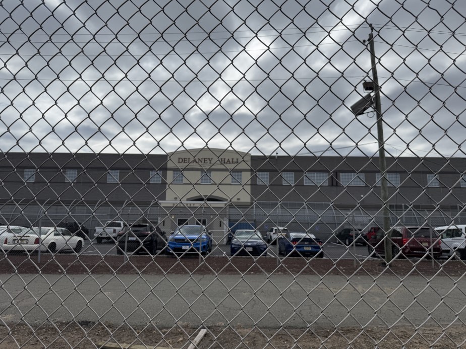 Trump yönetimi yasadışı göçle mücadele için bin yataklı yeni gözaltı merkezi açacak