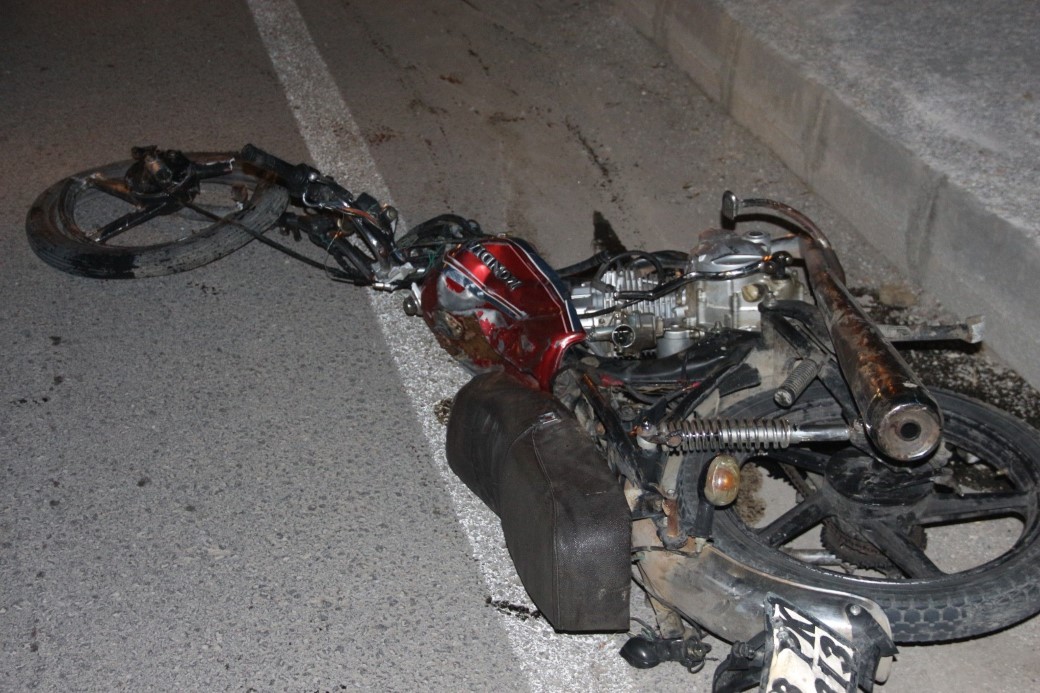 Hafif ticari araçla çarpışan motosiklet parçalandı: 2 kişi öldü