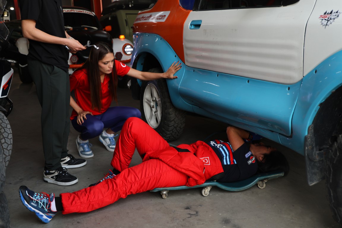 Kadın off-road pilotu, pistlerin tozunu attırıyor