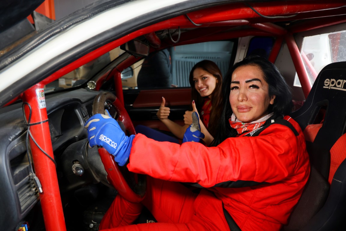 Kadın off-road pilotu, pistlerin tozunu attırıyor