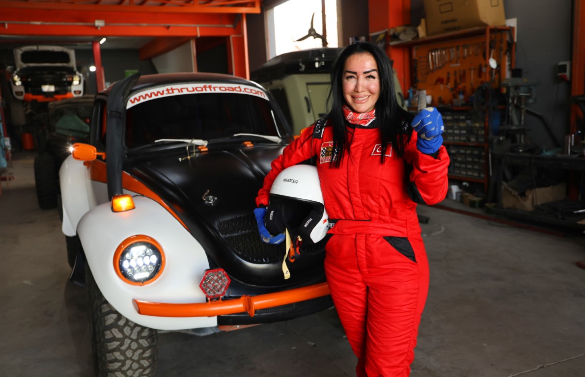 Kadın off-road pilotu, pistlerin tozunu attırıyor