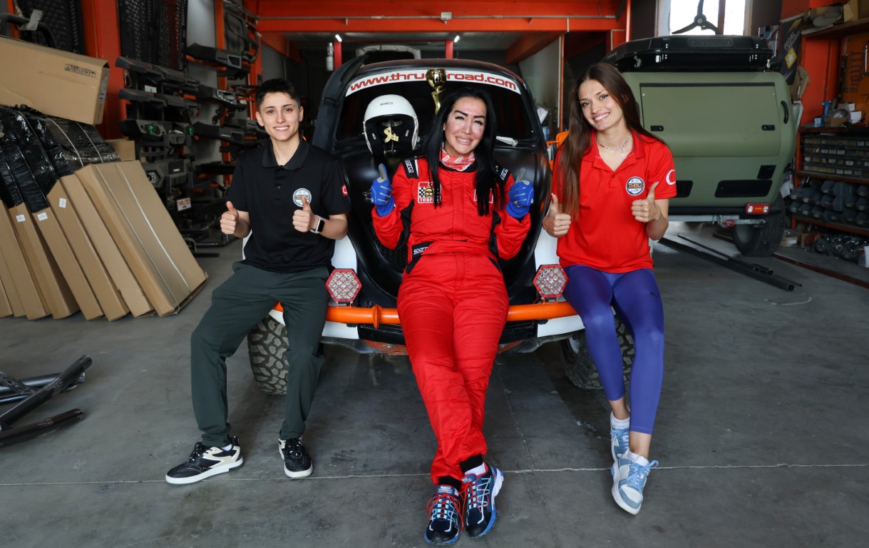 Kadın off-road pilotu, pistlerin tozunu attırıyor