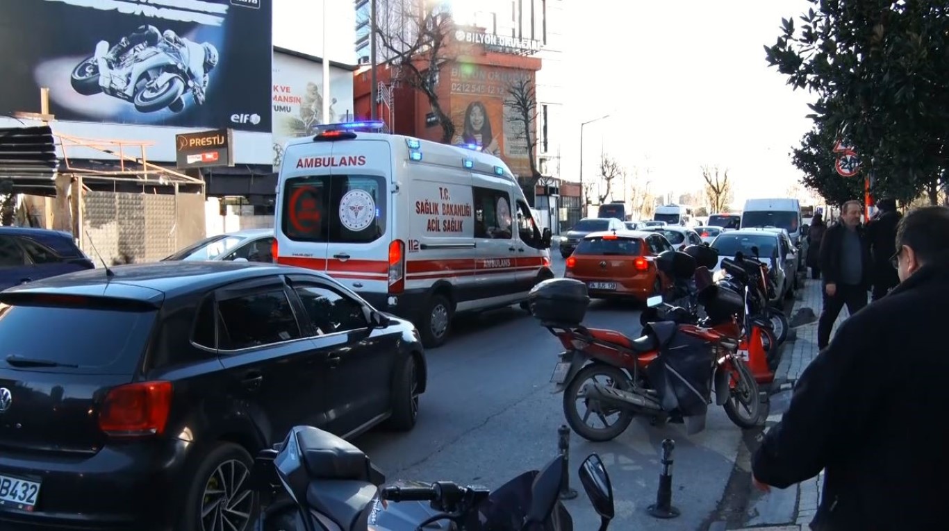 İstanbul trafiği durma noktasına geldi, ambulansın zor anları kameraya yansıdı