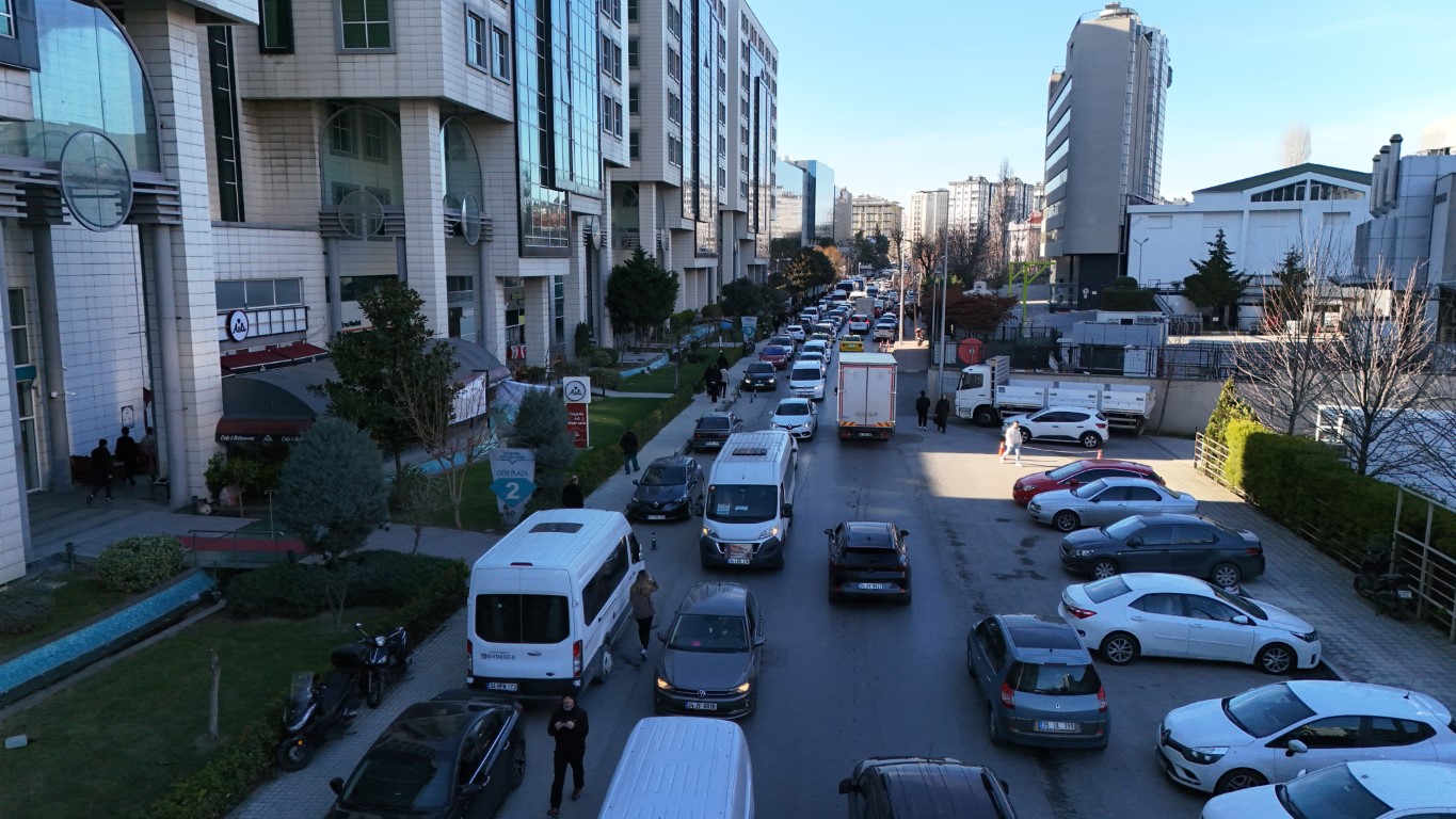 İstanbul trafiği durma noktasına geldi, ambulansın zor anları kameraya yansıdı