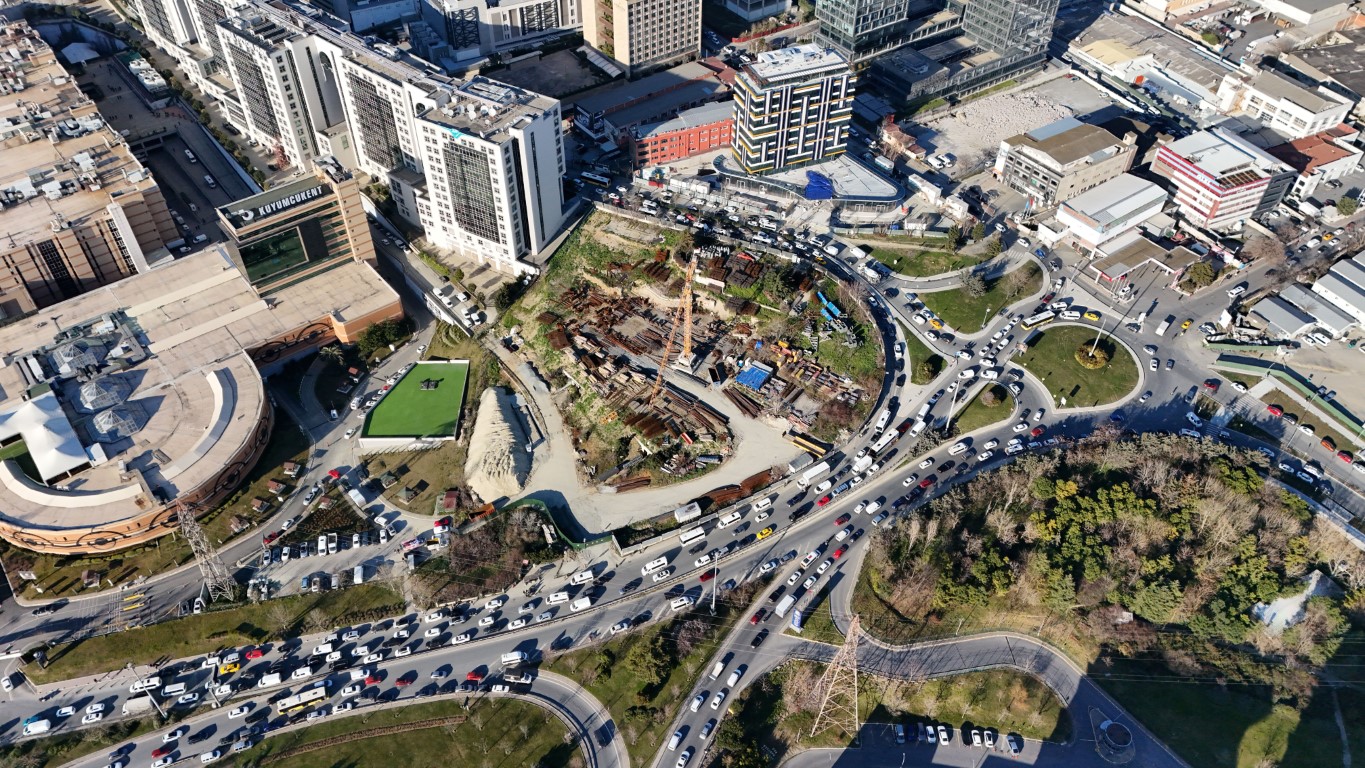 İstanbul trafiği durma noktasına geldi, ambulansın zor anları kameraya yansıdı