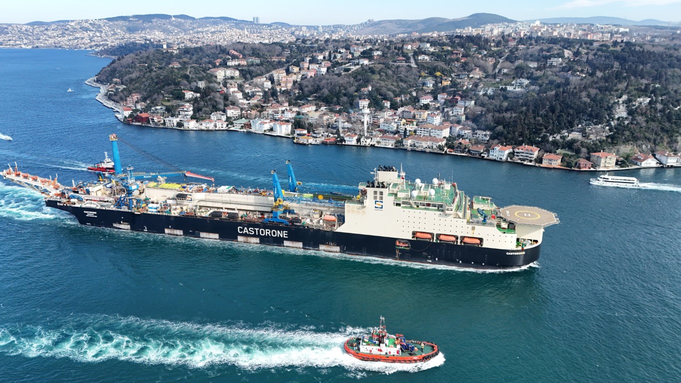 Dev Boru döşeme gemisi ‘Castorone’ İstanbul Boğazı’ndan geçti