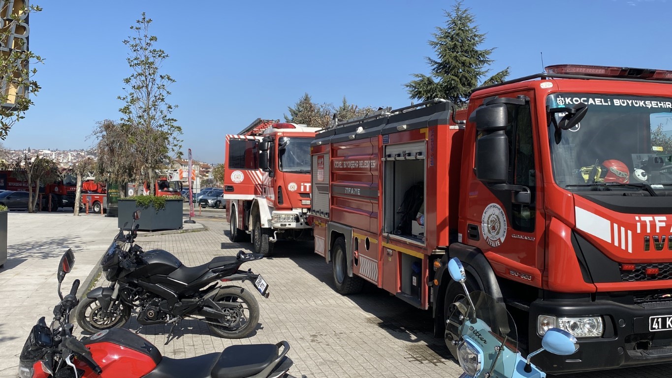 41 Burda AVM’de korkutan yangın: 4 kişi dumandan etkilendi