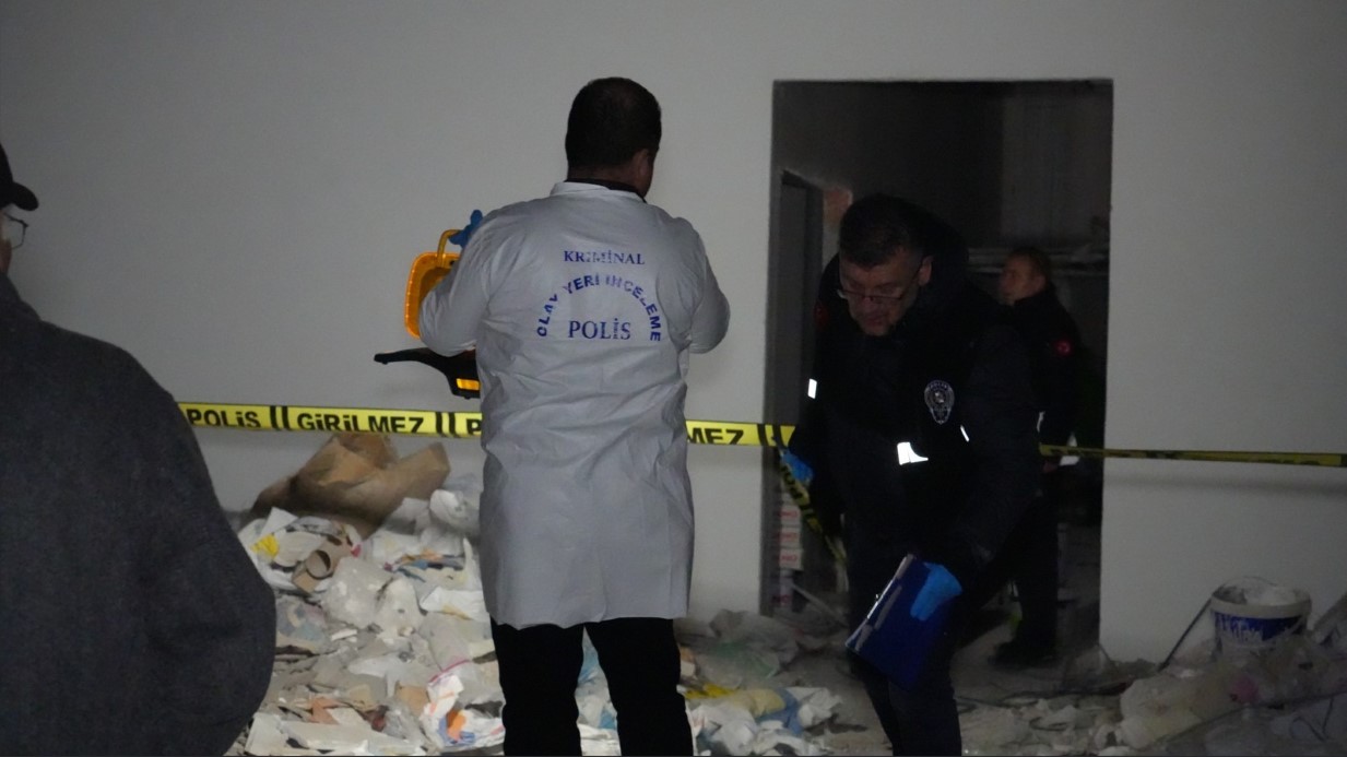 İnşaatın bodrumuna eşya koymak isterken asansör boşluğuna düşen yaşlı kadın öldü