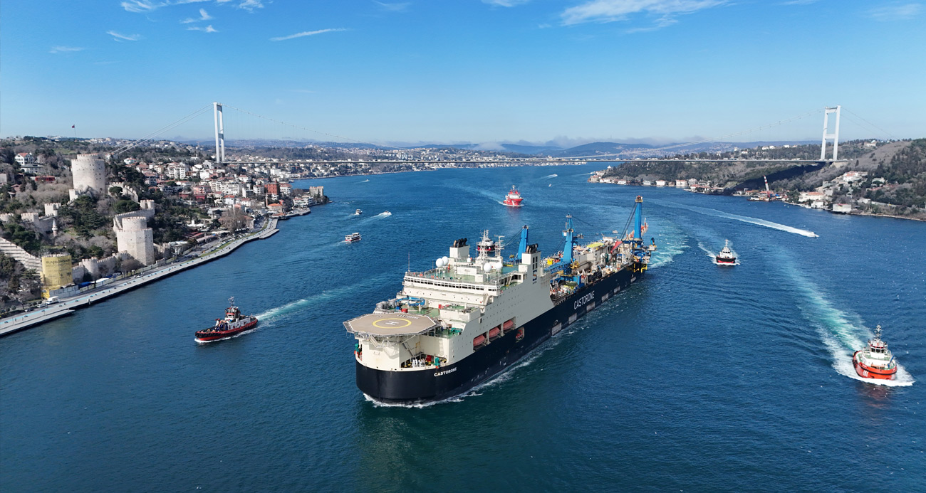 Dev Boru döşeme gemisi ‘Castorone’ İstanbul Boğazı’ndan geçti