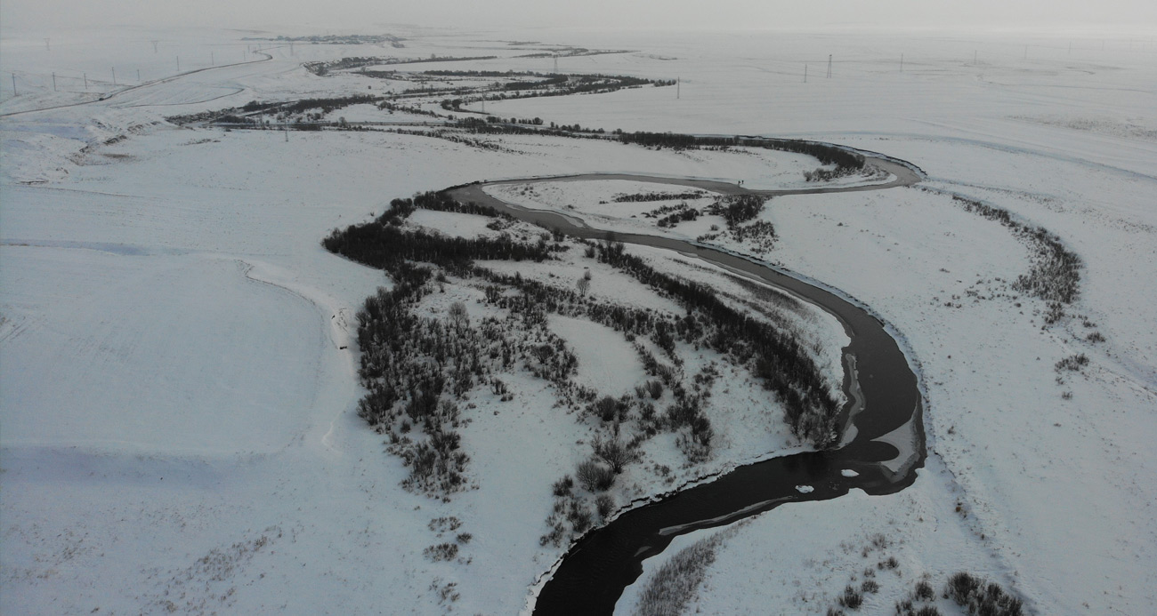 Karla kaplı menderesler ve köyler havadan görüntülendi