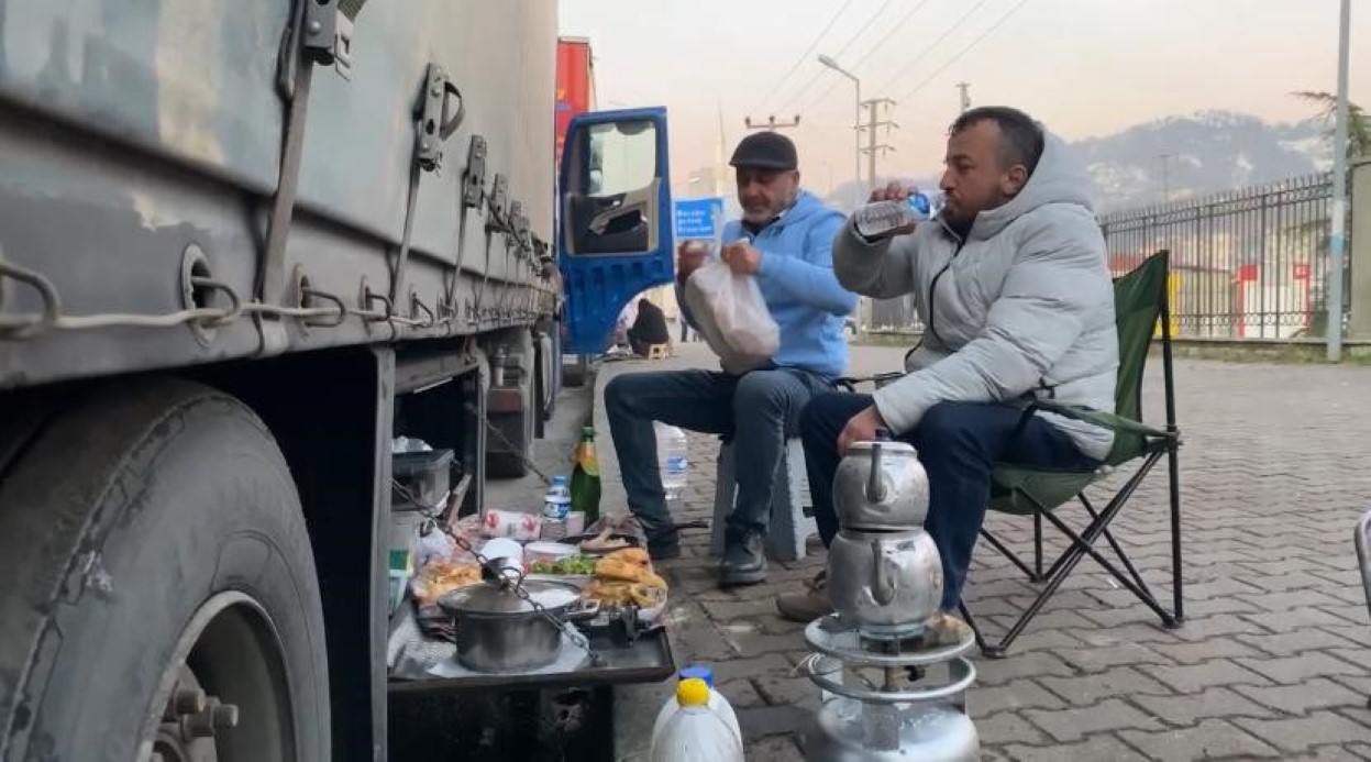 Artvin’de tır kuyruğunda iftar telaşı