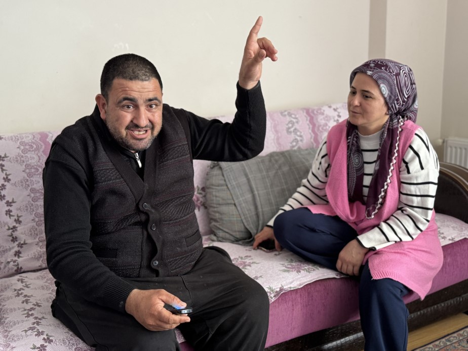 Engelli anne, engelli oğluyla yaşam mücadelesi veriyor