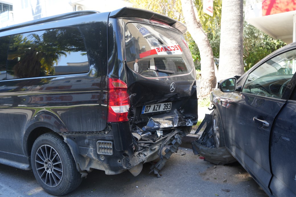 Halk otobüsü park halindeki 4 araca çarptı, ortalık savaş alanına döndü