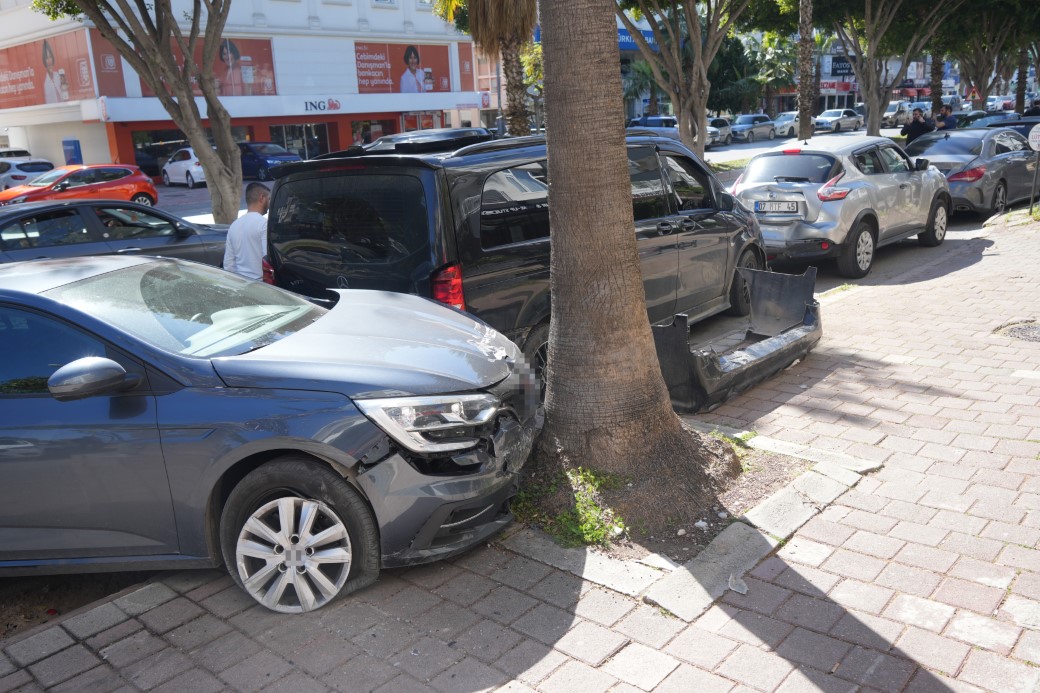 Halk otobüsü park halindeki 4 araca çarptı, ortalık savaş alanına döndü