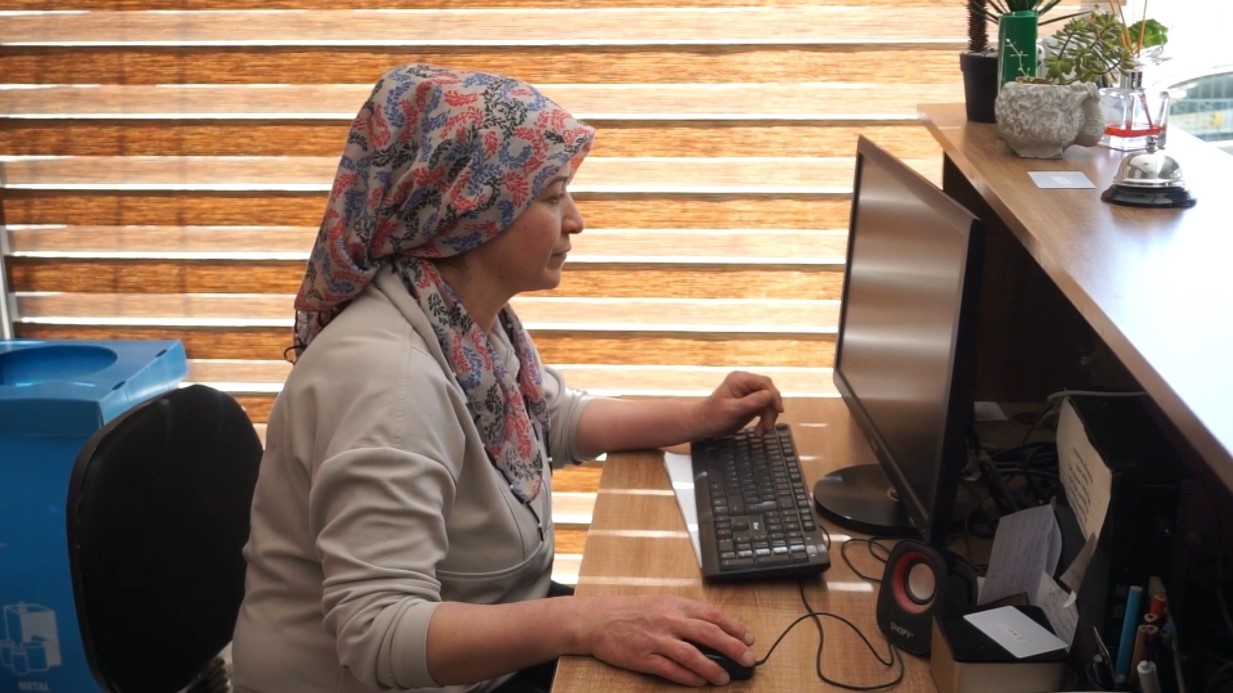 Sahip olduğu otelin her şeyi: Temizlik, resepsiyon, yemek onun elinden geçiyor