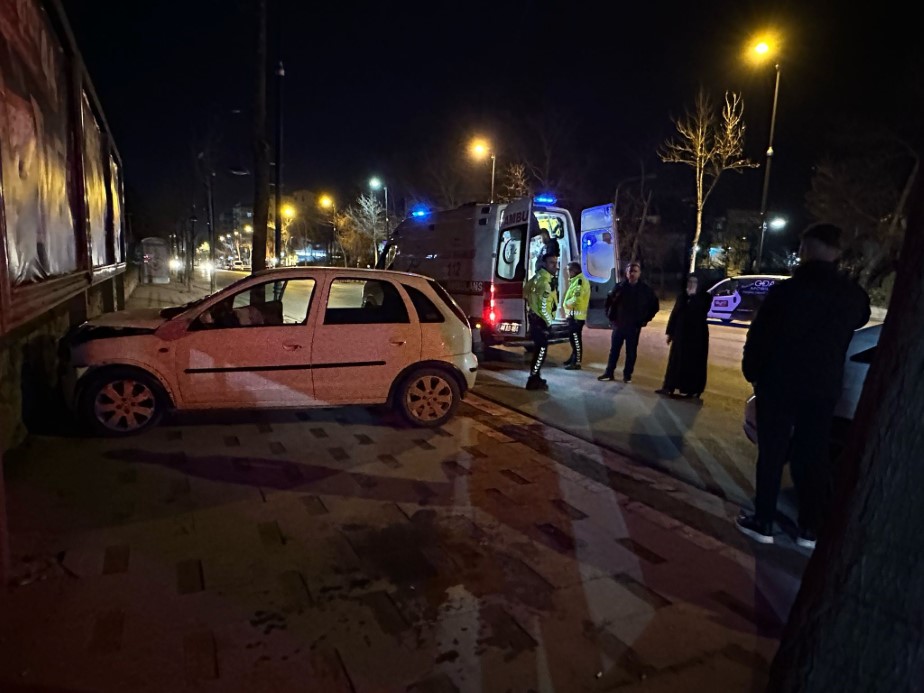 Kontrolden çıkan otomobil duvara çarparak durabildi