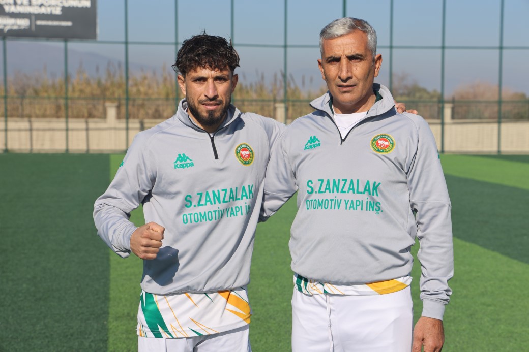 Futbol aşkından vazgeçmeyen Suriyeli Muhammed, savaştan kaçıp sığındığı Türkiye’de yeşil sahada ter döküyor