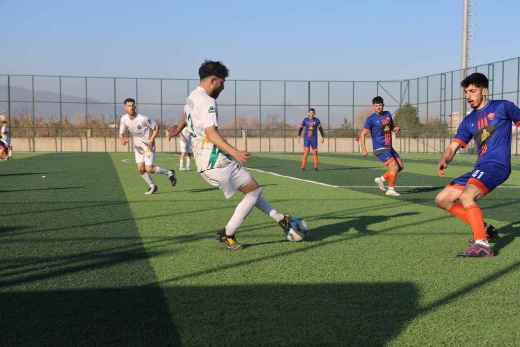 Futbol aşkından vazgeçmeyen Suriyeli Muhammed, savaştan kaçıp sığındığı Türkiye’de yeşil sahada ter döküyor