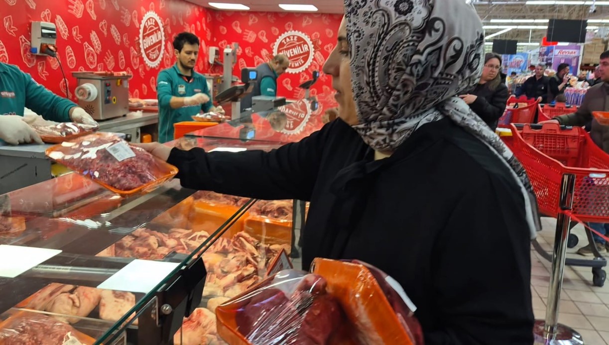 Ramazan ayında yarı yarıya düşen kıyma fiyatına hücum ettiler