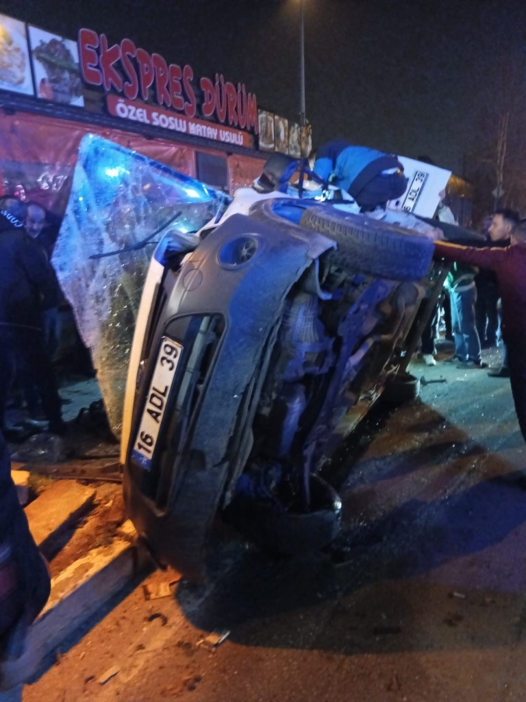 Işık ihlali yapan araç taklalar atarak durabildi... Kaza anı kamerada