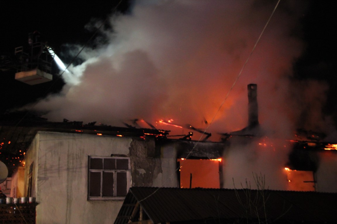 Mahalleliyi sokağa döken yangın: İki katlı ev alev topuna döndü