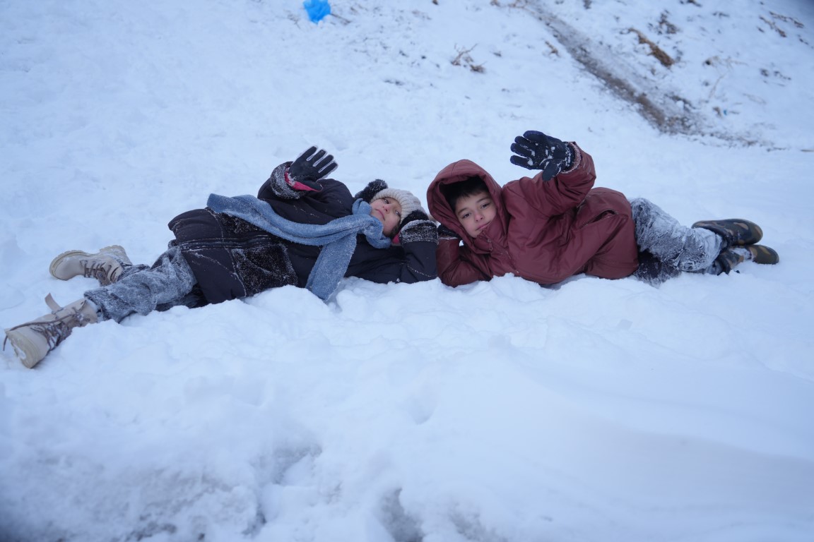 Poşetle kaymak yetmedi: Çocuklar yuvarlanarak karın keyfini çıkardılar