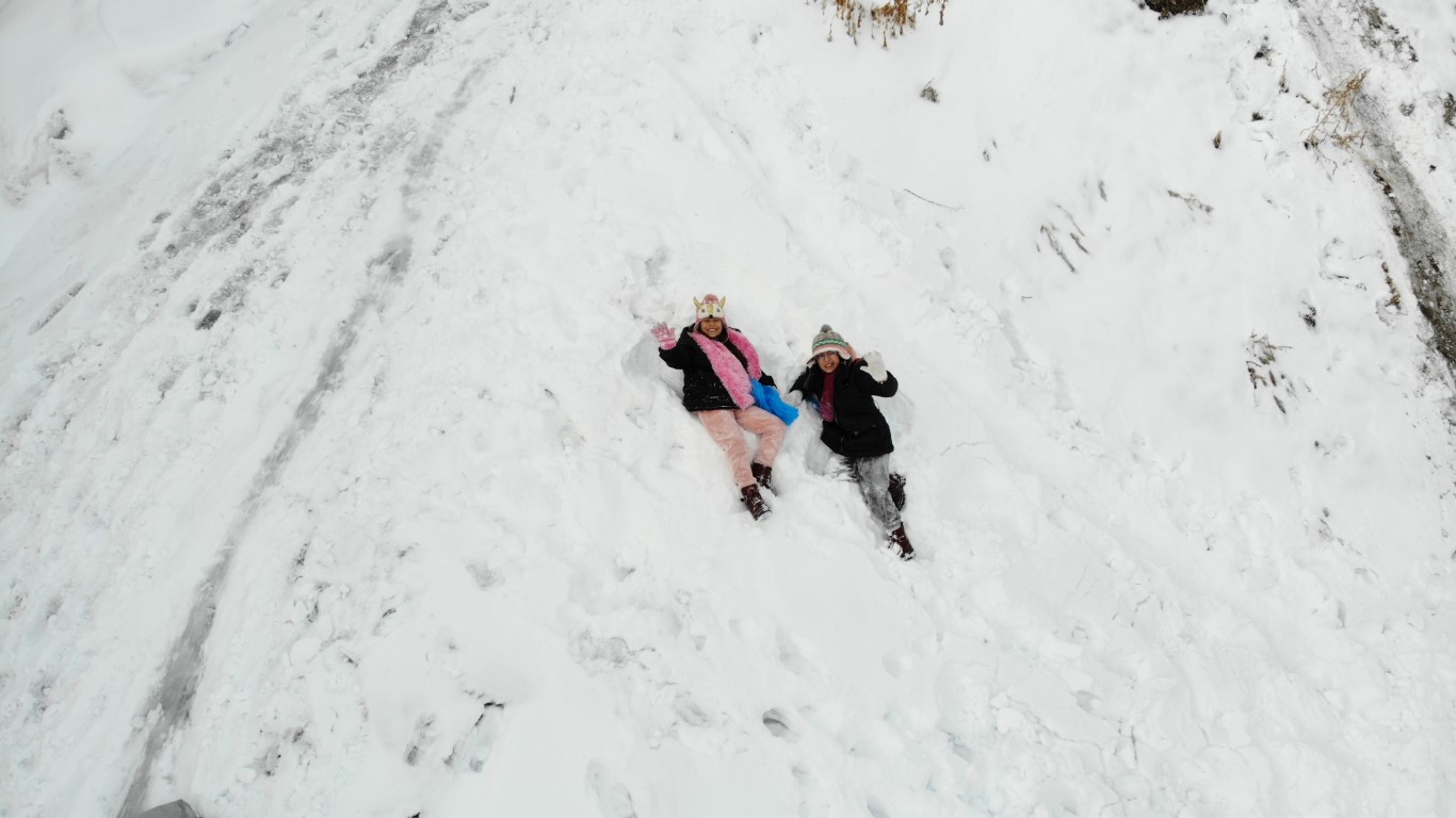 Poşetle kaymak yetmedi: Çocuklar yuvarlanarak karın keyfini çıkardılar