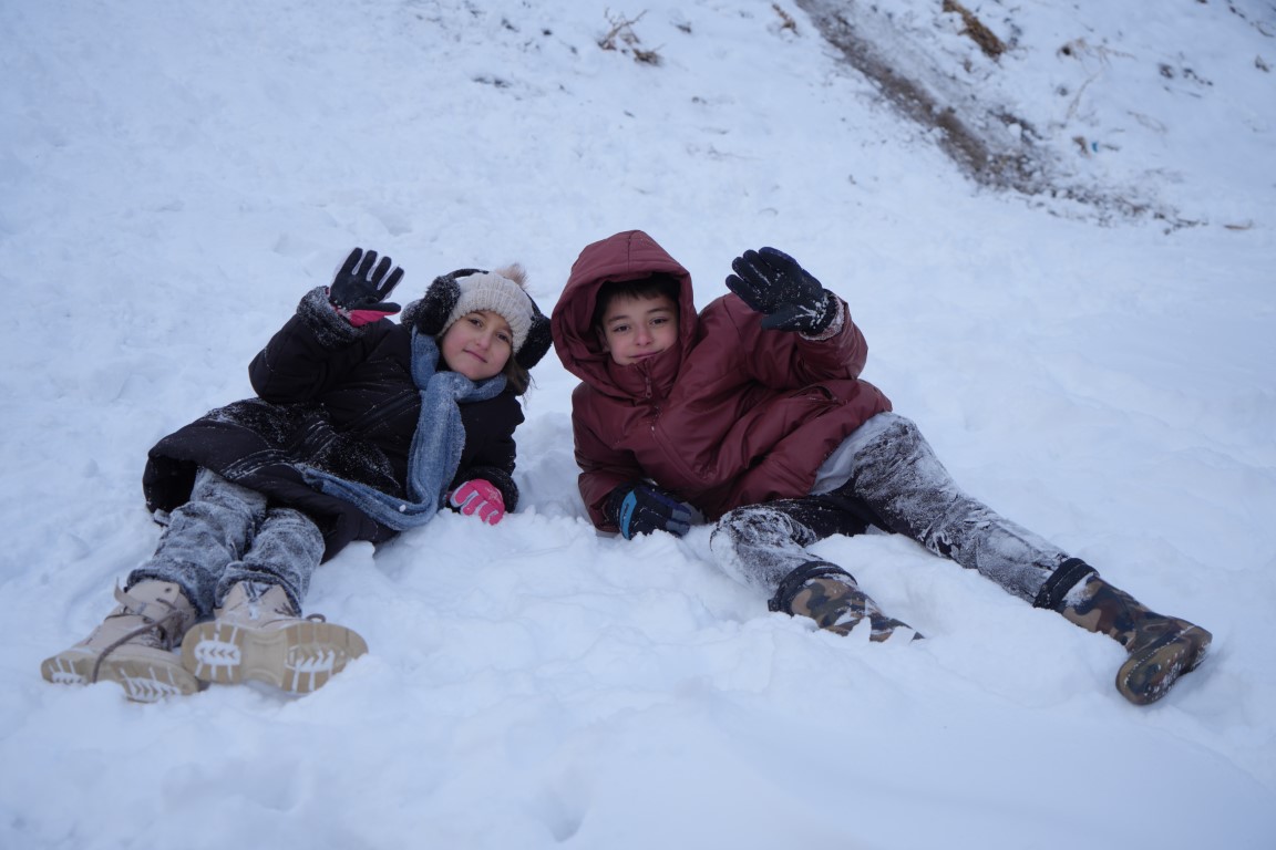 Poşetle kaymak yetmedi: Çocuklar yuvarlanarak karın keyfini çıkardılar