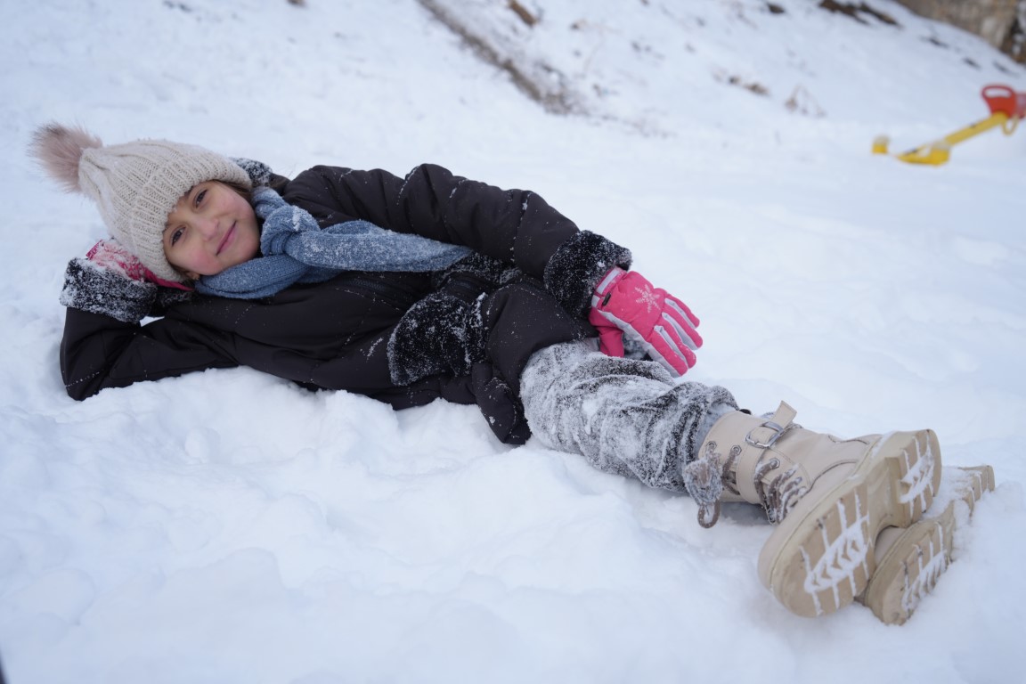 Poşetle kaymak yetmedi: Çocuklar yuvarlanarak karın keyfini çıkardılar