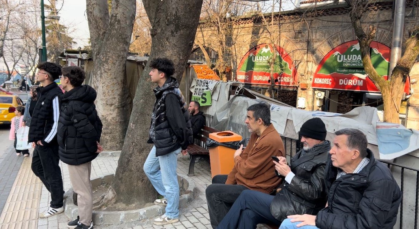 Kepçeyi binanın tepesinde gören, iftar saatini burada bekliyor