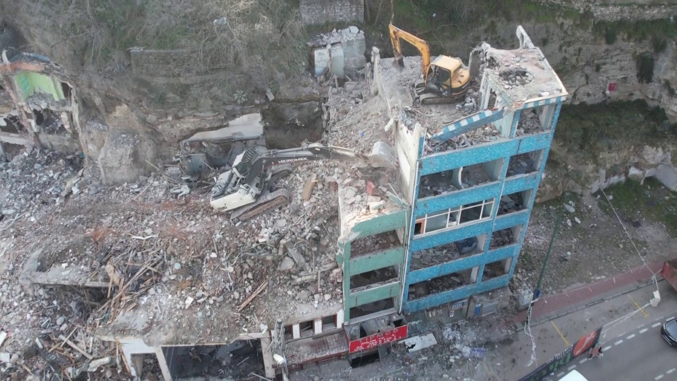 Kepçeyi binanın tepesinde gören, iftar saatini burada bekliyor