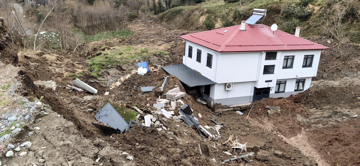 İki katlı ev heyelanda 50 metre sürüklendi