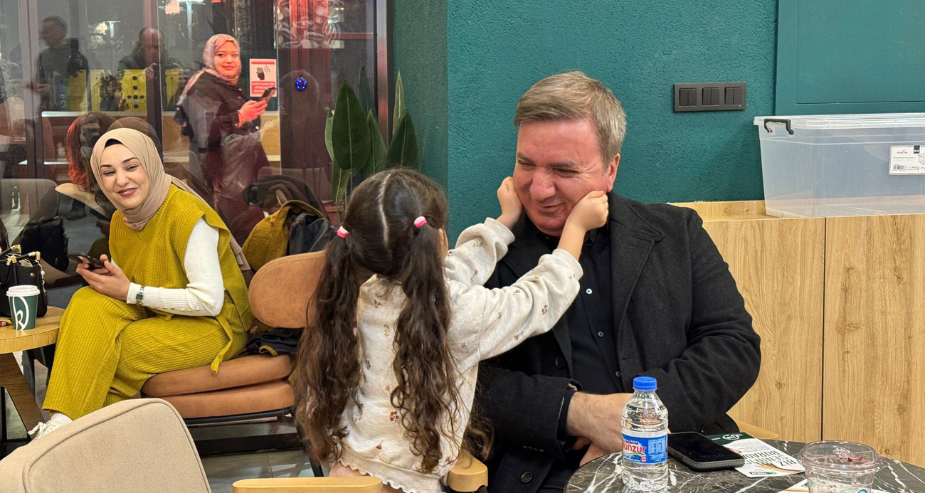 Valinin yanağını sıkan küçük çocuk yüzlerde tebessüm oluşturdu