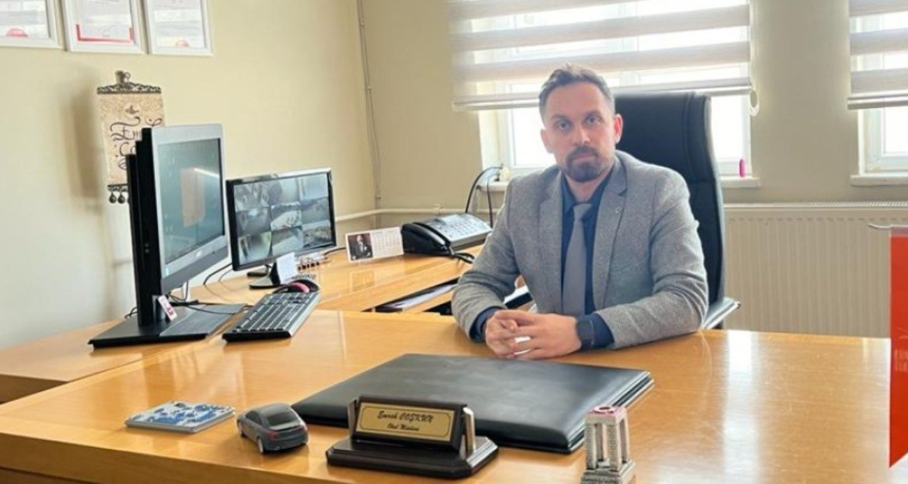 Okul zilinden rahatsız oldu, müdürün boğazını kesti