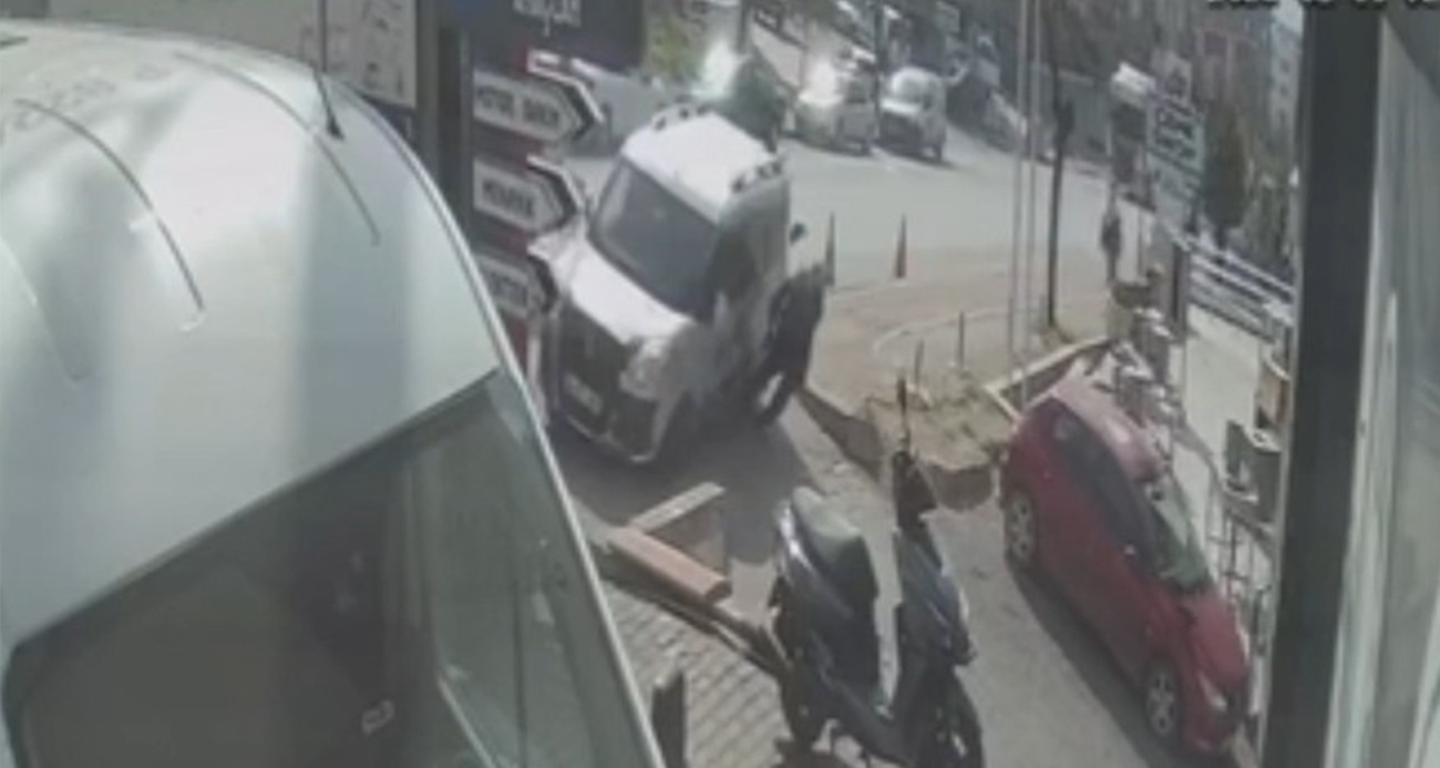 Kazada savrulan hafif ticari araç yayaya çarptı: 1 ölü