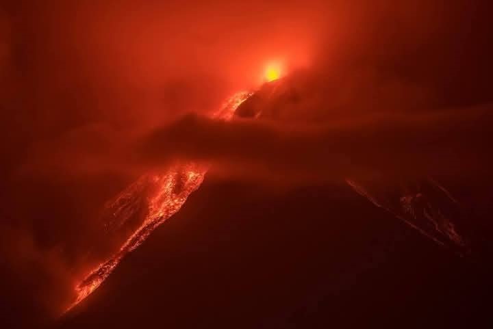 Guatemala'daki Fuego Yanardağı’nda patlama meydana geldi